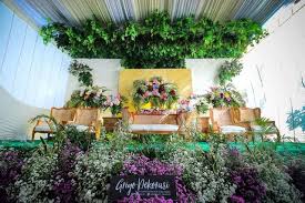 Tema minimalis hanya membutuhkan kursi pelaminan beserta kursi pendamping. 10 Inspirasi Pelaminan Di Rumah Nuansa Kayu Dan Dedaunan Alternatif Kalau Nggak Nikah Di Gedung