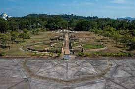 Terletak berhampiran jeti kuah, taman ini bertemakan legenda dan mitos yang terdapat di pulau langkawi. Lagenda Park And Museum Langkawi Com