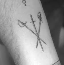 Wenn sich das dreieck beispielsweise mit der spitze nach unten. Was Bedeuten Drei Gekreuzte Schwerter Als Tattoo Siehe Bild Bedeutung Symbol Schwert