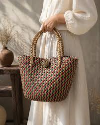 Tas Handbag Anyaman Purun. Tas anyaman purun/pandan. Motif corak warna. Ukuran tas 35x28cm. Tali tenteng. Tidak pakai furing @65.000