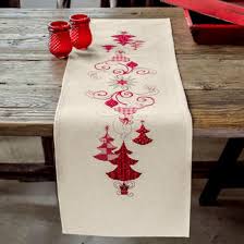 Biete decke zum selbst sticken ostermotiv mit garn. Weihnachtliche Tischdecken Und Platzdeckchen Junghans Wolle