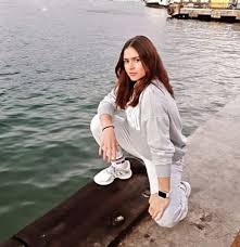 İlk bölümü seyirci tarafından büyük bir. Acun Ilicali Nin Sundugu Tv8 Survivor 2021 Gonulluler Takimi Yarismacisi Ayse Yuksel In Paylastigi Pozlari Takipcilerini Buyuledi Survivor Ayse Kimdir