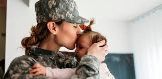 Resultado de imagem para fotos de crianças beijando militares