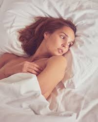 Camille Lou pose sans rien, dans son lit