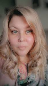 Leanne Hendricks's Instagram, Twitter & Facebook