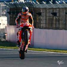 See more ideas about marc marquez, marquez, marc. Motogp Marc Marquez Throws His Victory Wheelie In Japan Facebook
