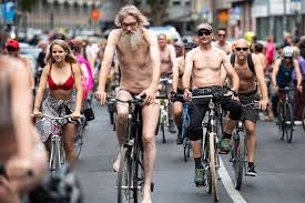 Naked Bike Ride“: Kölner radeln halbnackt für die Rechte von Radfahrern