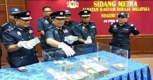Jabatan biro tata negara bukit sagu, ktn tarikh : Rm500 000 Dalam 3 Beg