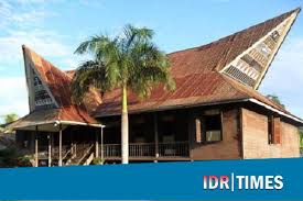 Rumah adat mandailing rumah adat mandailing disebut sebagai bagas godang sebagai kediaman para raja, terletak disebuah kompleks suku batak mandailing menempati wilayah selatan berbatasan dengan propinsi sumatera barat. Destinasi Wisata Budaya Batak Mandailing Bagas Godang