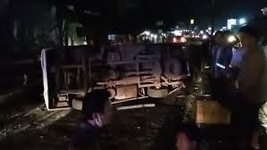 Alamat pabrik boneka di plumbon cirebon. Hindari Motor Elf Terguling Di Pantura Cirebon Penumpang Dan Sopir Luka Luka Bagian 1