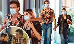 Jun 28, 2021 · kaia gerber is celebrating her boyfriend, jacob elordi, on his special day. Kaia Gerber And Jacob Elordi Hold Hands In New York City Daily Mail Online