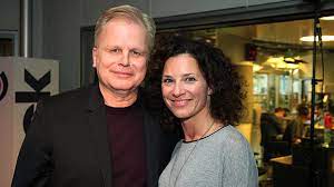 Vor seinen ersten plattenerfolgen arbeitet er als musikalischer leiter des schauspielhauses bochum und als filmschauspieler wenige tage nach dem tod des bruders wilhelm im november 1998 verliert herbert grönemeyer seine frau anna. Herbert Gronemeyer Will Endlich Reaktionen Oe3 Orf At
