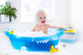 Gerade zu beginn, wenn sie den säugling noch nicht oder noch oder sie probieren aus, nicht ganz so viel badewasser in die wanne zu füllen, sodass es unterm po. Baby Sicher Baden Befolgen Sie Diese 10 Schritte Experto De