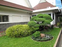Tampilannya elegan dengan tepian kolam dibuat serupa susunan batuan persegi dan persegi panjang yang tampak rapi dan alami. Contoh Desain Taman Halaman Depan Rumah Terbaru 14 Design Rumah