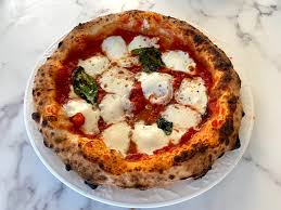 Versiamo 300 g di farina e sminuzziamo 4 g di lievito di birra fresco nella ciotola della planetaria 1. Sourdough Biga Margarita Pizza Pizza