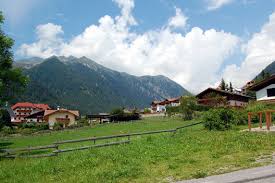 Während der himmel über dem valsertal allmählich aufklarte, hielten sich die wolken über der brennerstraße konstant im tal und sorgten für eine düstere stimmung. Suedtirol De Urlaub In Vals Eisacktal