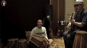 Dari pada admin bengong mending admin share lagi lewat blog sederhana download lagu mp3. Lirik Dan Chord Gitar Paling Mudah Lagu Bahasa Sunda Sule Feat Doel Sumbang Runtah Tribun Sumsel