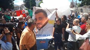 Dopo aver militato sei anni nell'arma dei carabinieri, si trasferisce ad alghero e. Somma Vesuviana Applausi E Lacrime Per L Ultimo Saluto A Mario Lo Strillone