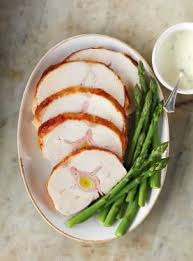 Roti De Dinde Farci Au Poireau Et Au Jambon Sauce Bechamel Au Fromage Ricardo Recipe Roasted Turkey Bechamel Sauce Bechamel