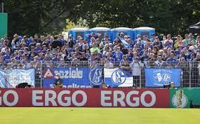 Schalke 04 in the 2. 2 Liga So Viele Schalke Fans Durfen Mit Nach Regensburg Reviersport