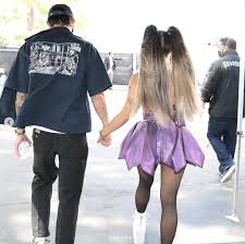 The pair were reportedly spotted in public for the first time in february, when someone photographed grande kissing an unidentified man at a bar. Ariana Grande And Her Boyfriend Dalton Gomez Hold Hands During Mtv Vmas 2020