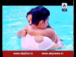 Roshni and siddharth honeymoon : Sid Roshni Romance In Pool Youtube