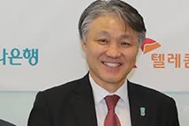 한준성 keb하나은행 미래금융그룹 부행장이 핸드폰을 들어 설명하고 있다. í•¨ì˜ì£¼ Kebí•˜ë‚˜ì€í–‰ ì Šì€ ë¶€í–‰ìž¥ìœ¼ë¡œ ì„¸ëŒ€êµì²´