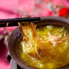 Bring chicken stock to boil with salt, add shark's fin, shredded chicken meat and crab meat. Shark Fin Soup Foodwiki Takeaway Com