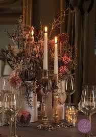 Weihnachts Deko In Weiss Gold Mit Kerzenstandern Und Floristik Www Julstyle De Dekor Weihnachtsdeko Trends Weihnachtsdekoration