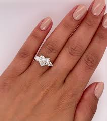 ペアシェイプの美しさ- 18Kホワイトゴールドが彩る愛の象徴