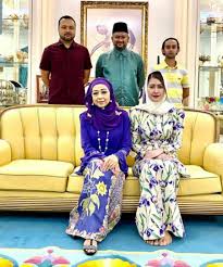 Gelaran 'datuk' merupakan gelaran yang paling selalu didengari. Kongsi Pertemuan Dengan Raja Puan Besar Perak Penampilan Datin Eina Azman Curi Tumpuan Nona