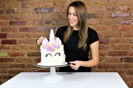 To draw the horn, begin by extending a straight line from the head. Magical Unicorn Cake Chelsweets