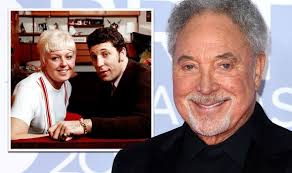 Последние твиты от tom jones (@realsirtomjones). Tom Jones Recalls First Glimpse Of Future Wife Linda At The Age Of 9 She Had Great Legs Celebrity News Showbiz Tv Celebrity Land International
