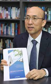 책읽아웃 직접 등불을 건네는 책은 아니지만 (g. ì´ì‹  ìž¥ë¡œêµìœ¡ì› ê°œì› 1ë…„ 3í•™ê¸° ê³¼ì • ê¸°ë…ì‹ ë¬¸