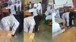 Aku sudah menikah sejak setahun lalu.dan aku sangat mencintai istriku.namanya indah ibu dan indah terlihat sangat terpukul dengan kejadian itu, jadinya sekarang akulah satu satunya pria dirumah ini. Sakit Hati Anak Didenda Ibu Biadab Tergamak Denda Ustazah Merangkak Dalam Kelas Terkini