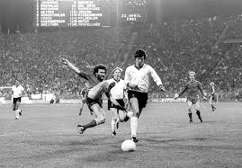 Jugador del @villarrealcf ⚽️ y de la @sefutbol youtu.be/jlooui6oli4. Alan Hansen Ist Eine Liverpool Legende Und Ein Bbc Star In Den 80er Jahren War Er Der Beste Verteidiger Der Welt Liverpool Epl Alex Ferguson