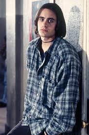 Here are some of the popular fashion pieces/trends on one of the best era's, the 1990's~ enjooyy s o c i a l m e d i a instagram. 90s Style Icons Pre Millenial Fashion Kings Asos