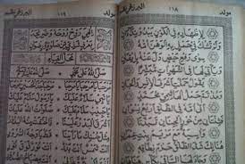 Rawi barzanji merupakan kitab maulid nabi yang paing populer dibaca di masyarakat melayu, namun ada yang menganggap bid`ah, yaitu orang yang kurang piknik keilmuannya dan fanatik pada satu pendapat. Ensiklopedi Hukum Islam Kitab Al Barzanji 1 Republika Online
