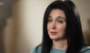 Vícios deixaram marcas profundas na aparência de Amy Winehouse