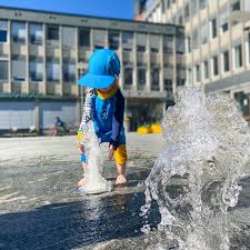 Frohen Pfingstmontag Wir Geniessen Das Tolle Sommerwetter Essen Wassermelone Planschen Im Wasser Hupfen Auf Dem Trampo In 2020 Sommerwetter Pfingsten Wassermelone
