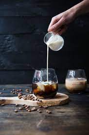 White Russian Fur Kaffeeliebhaber Ein Absolutes Muss Das Super Einfache Rezept Findest Du Mit Einem Klick Auf Das Lebensmittelfotografie Kaffeekunst Rezepte