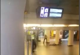 De verdachte is na zijn daad neergeschoten door de politie. Video Politie Schiet Verdachte Neer Na Steekpartij Amsterdam Centraal Station Boevennieuws Pro