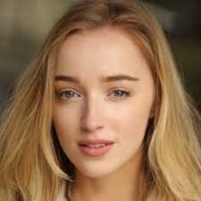 Phoebe dynevor is a rising actress who stars as a lead in shonda rhimes's lavish new period drama, bridgerton. H S Itcqjniem