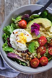 This Poached Egg Avocado Breakfast Salad Is So Good A Perfect Balance Of Protein Healthy Fats Grai Healthy Breakfast Recipes Healthy Recipes Breakfast Salad