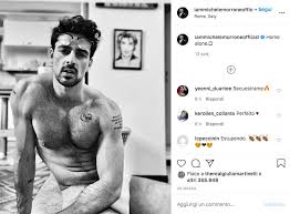 In 365 giorni (365 dni, nell'originale), laura biel è una direttrice delle vendite la cui vita è sconvolta quando, durante un viaggio in sicilia, massimo torricelli, un membro della famiglia. Chi E Michele Morrone La Star Sexy E Italiana Di 365 Giorni Io Donna