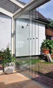 Sono anche glamour, e proprio per questo piacciono soprattutto a chi cerca la funzionalità, sì, ma non intende rinunciare alle suggestioni del design. Dettaglio Vetrate Scorrevoli Su Veranda Sala Da Pranzo In Veranda Progetto Casa Design Per Porte