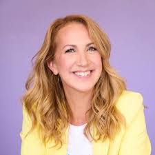 Melanie Menard's Instagram, Twitter & Facebook