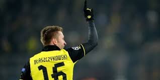 Setidaknya, ada dua cara menggiring bola, yaitu menggunakan kaki bagian dalam dan punggung. Tips Menggiring Bola Dengan Menggunakan Kaki Bagian Dalam Merdeka Com