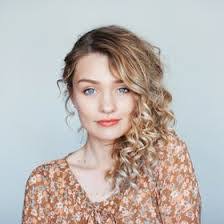 Laura Bradshaw's Instagram, Twitter & Facebook