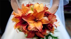 Se la location del tuo matrimonio è in campagna, un bouquet di girasoli, uniti ad altri fiori di campo, alimenterà. 10 Bouquet Da Sposa Con I Fiori Di Stagione Piu Belli